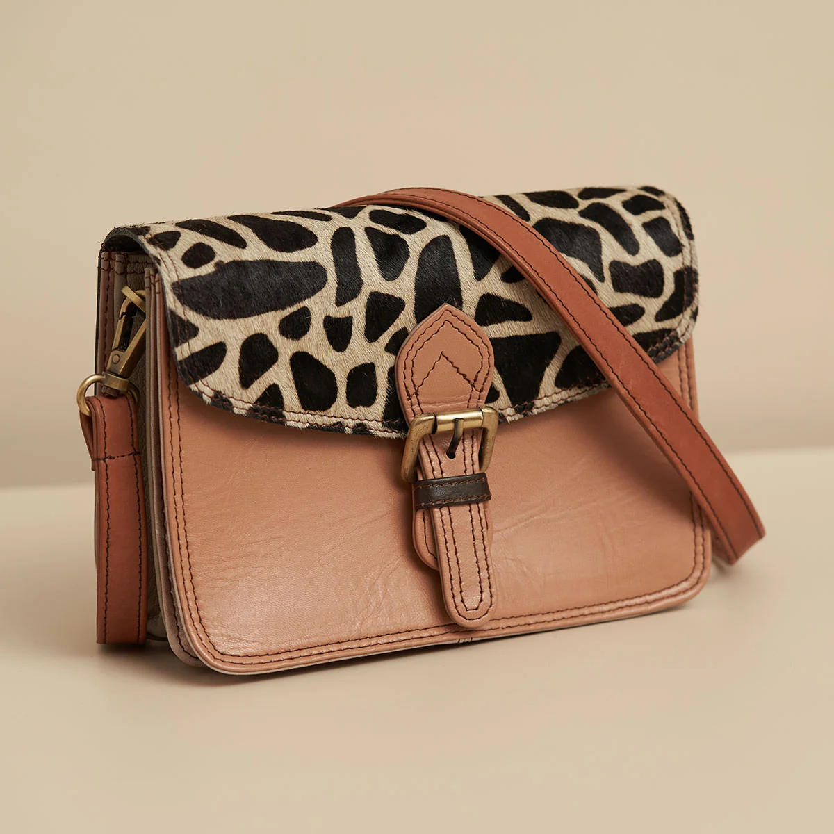 BET0206_01_Mesen-Betty-Crossbody-Bag-Giraffe-Print