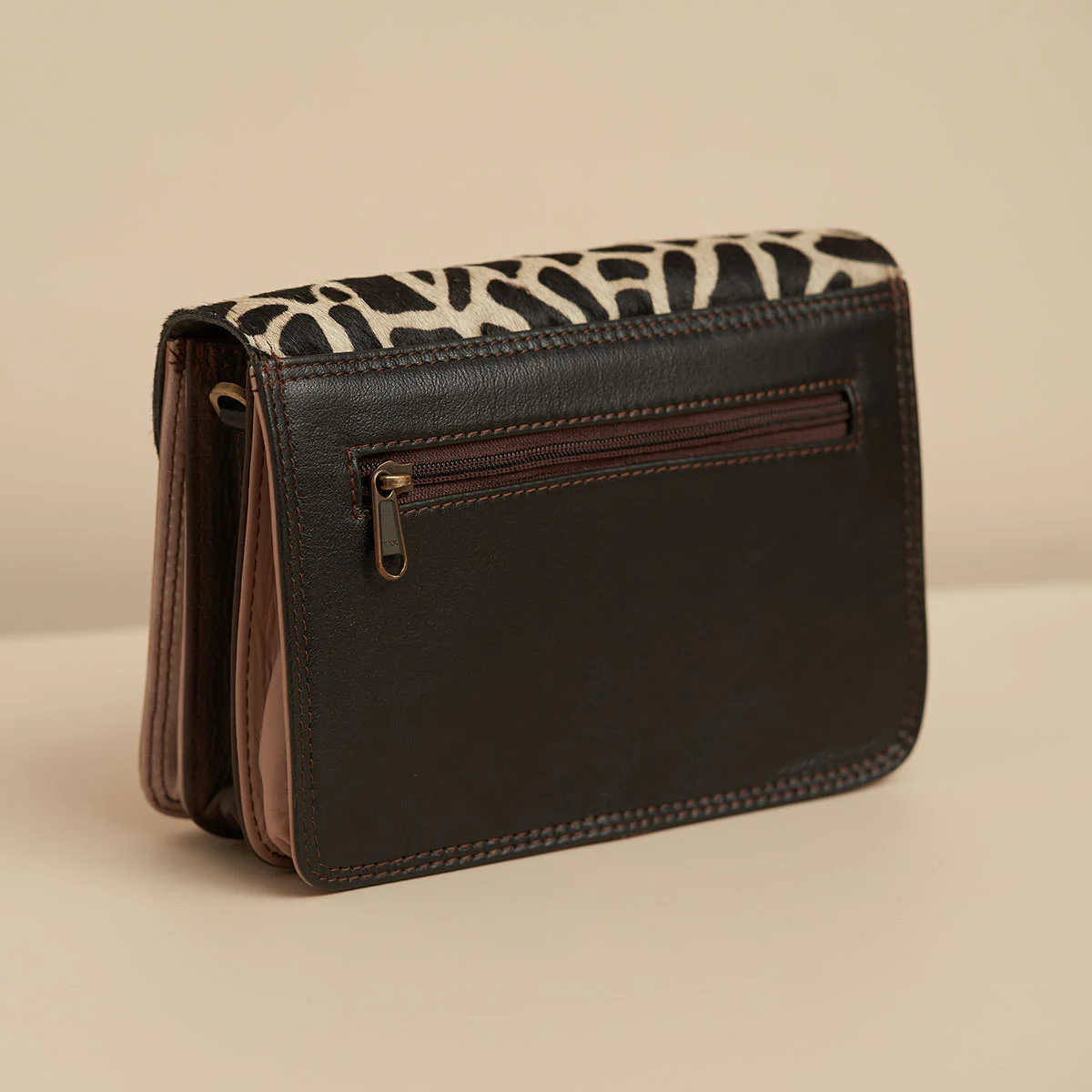 BET0206_02_Mesen-Betty-Crossbody-Bag-Giraffe-Print