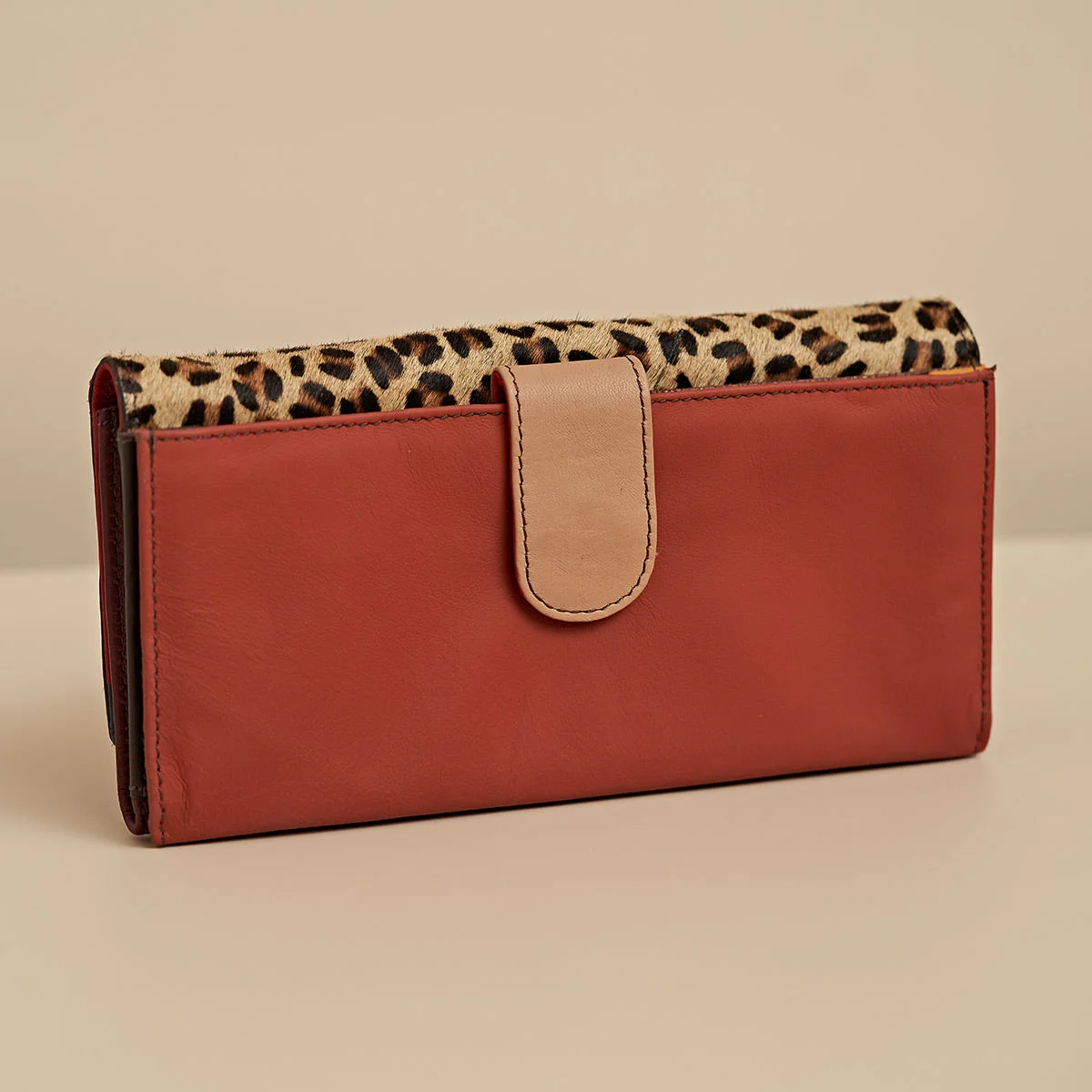 VIC0408_02_Mesen-Victoria-Large-Purse-Leopard-Print