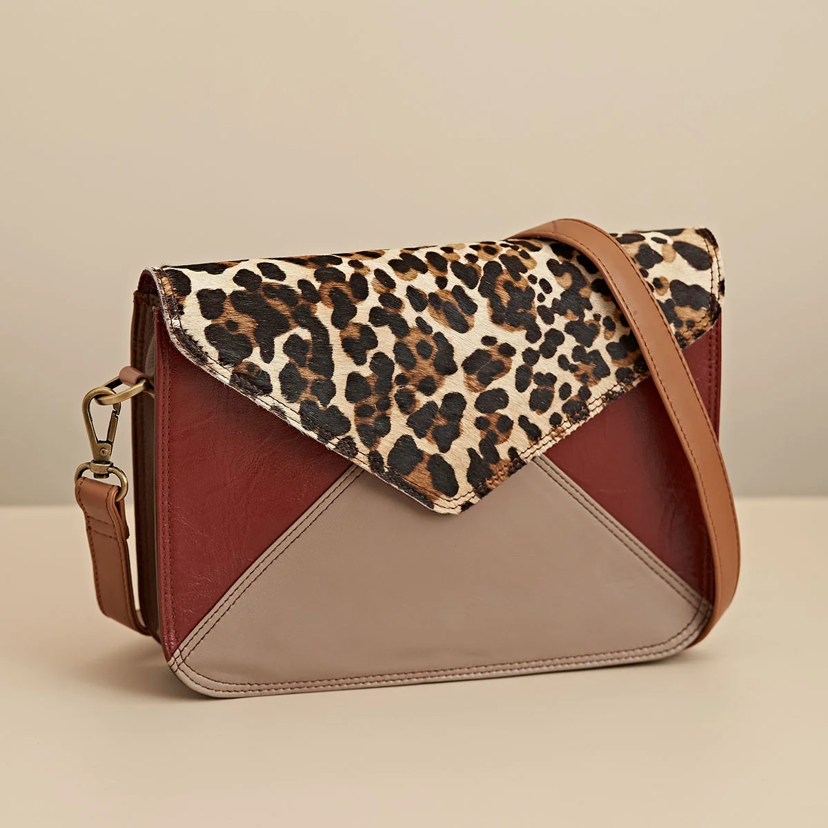 FRA0505_01_Mesen-Frances-Envelope-Crossbody-Bag-Leopard-Print