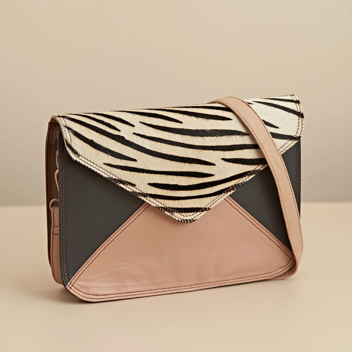 FRA0513_01_Mesen-Frances-Envelope-Crossbody-Bag-Zebra-Print