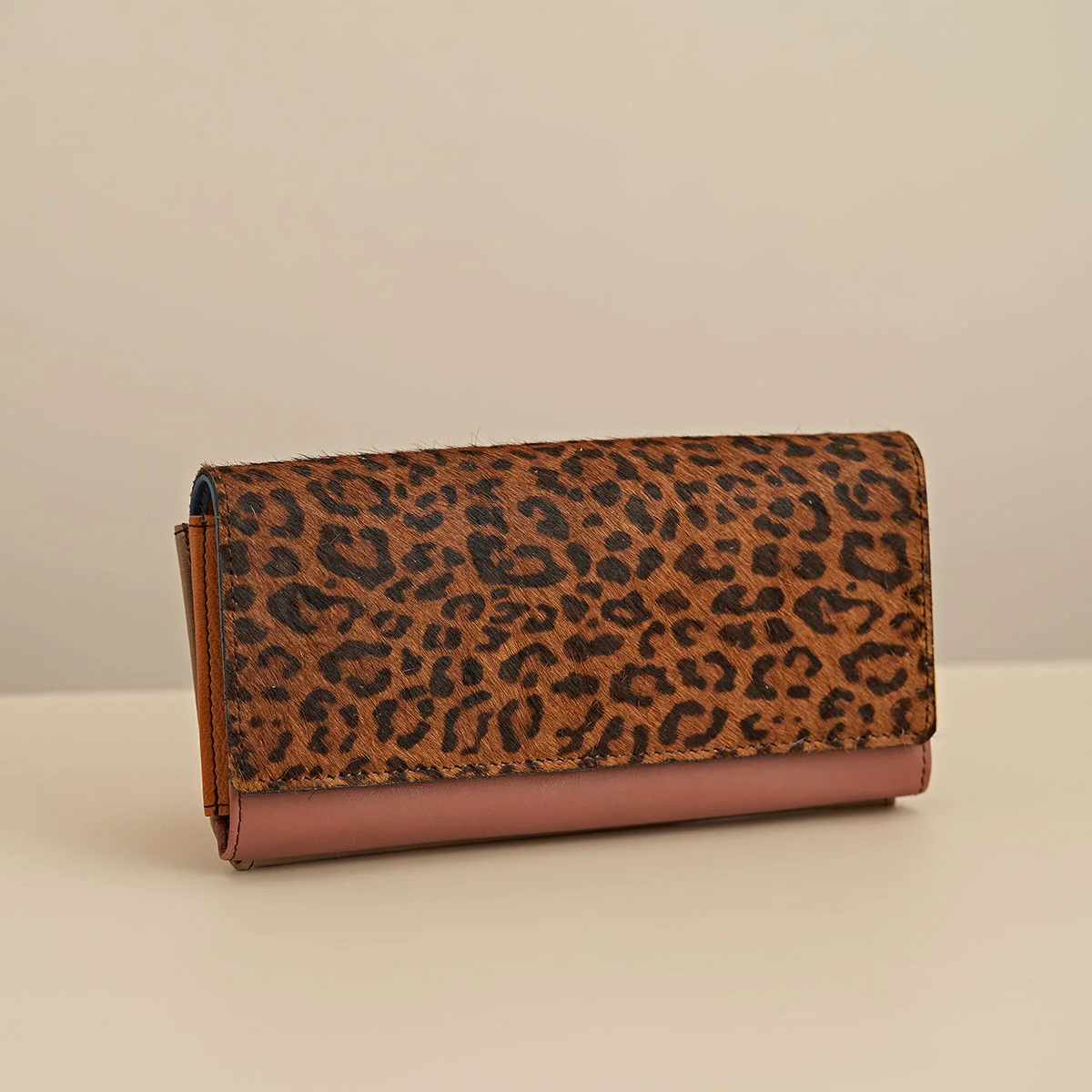 VIC0502_01_Mesen-Victoria-Large-Purse-Leopard-Print