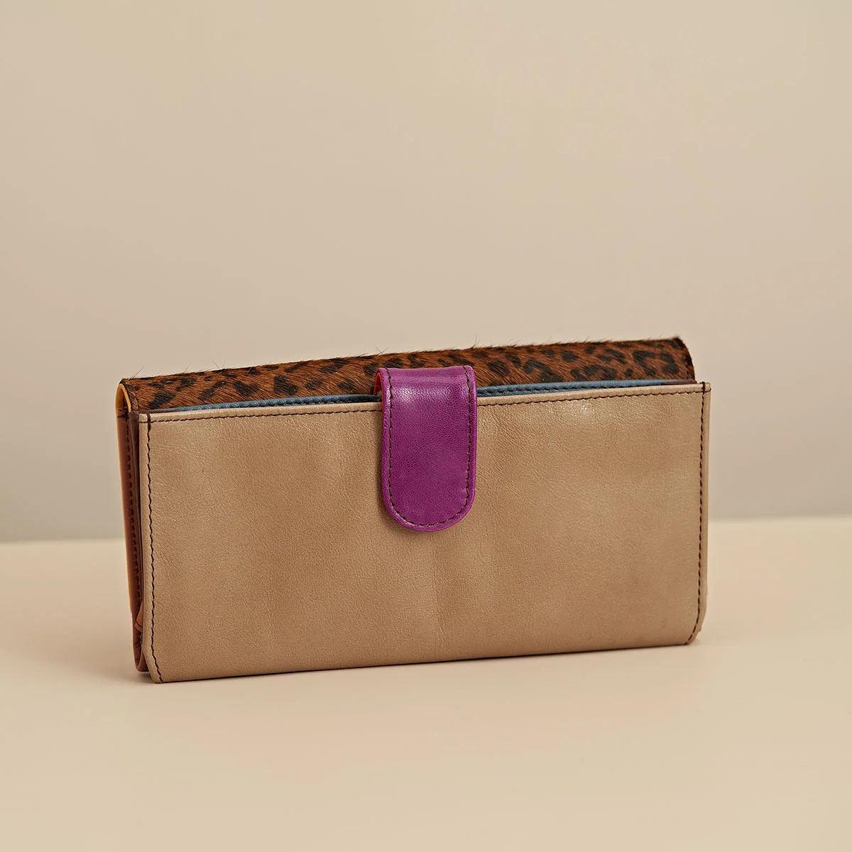 VIC0502_02_Mesen-Victoria-Large-Purse-Leopard-Print