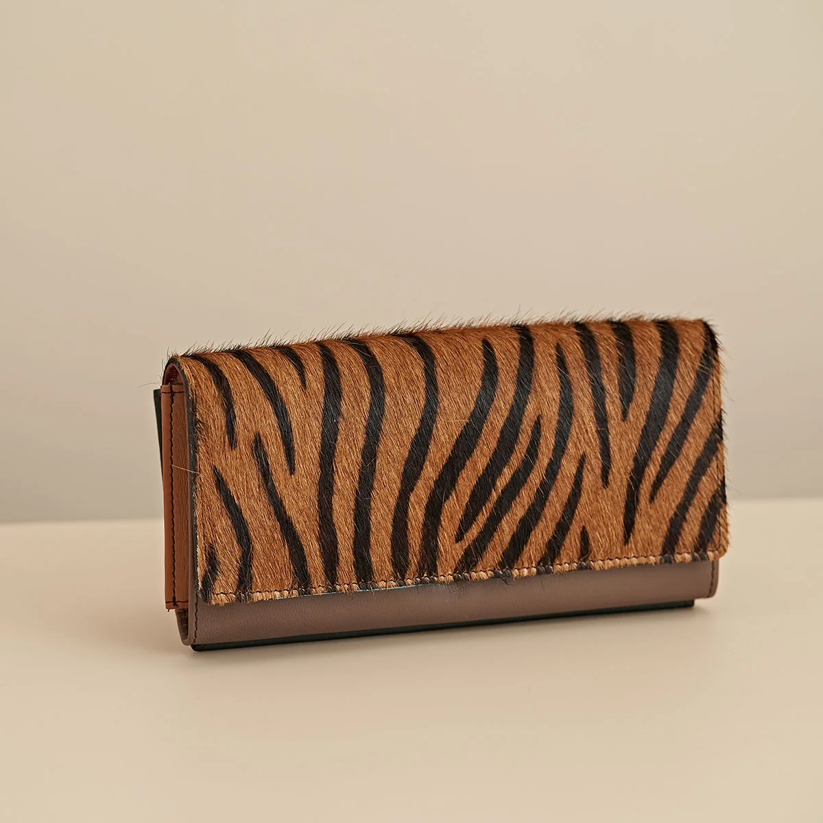 VIC0512_01_Mesen-Victoria-Large-Purse-Zebra-Print