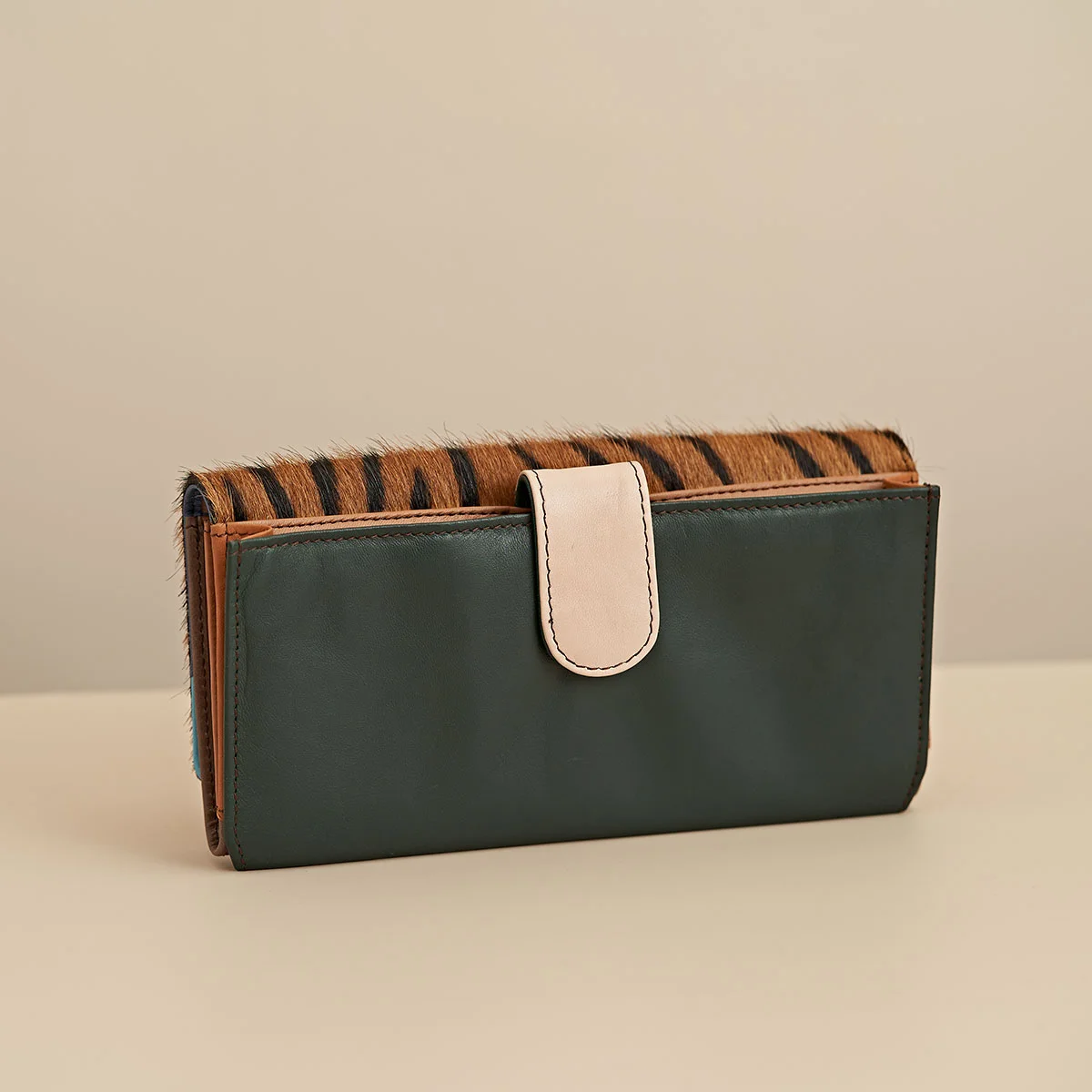 VIC0512_02_Mesen-Victoria-Large-Purse-Zebra-Print